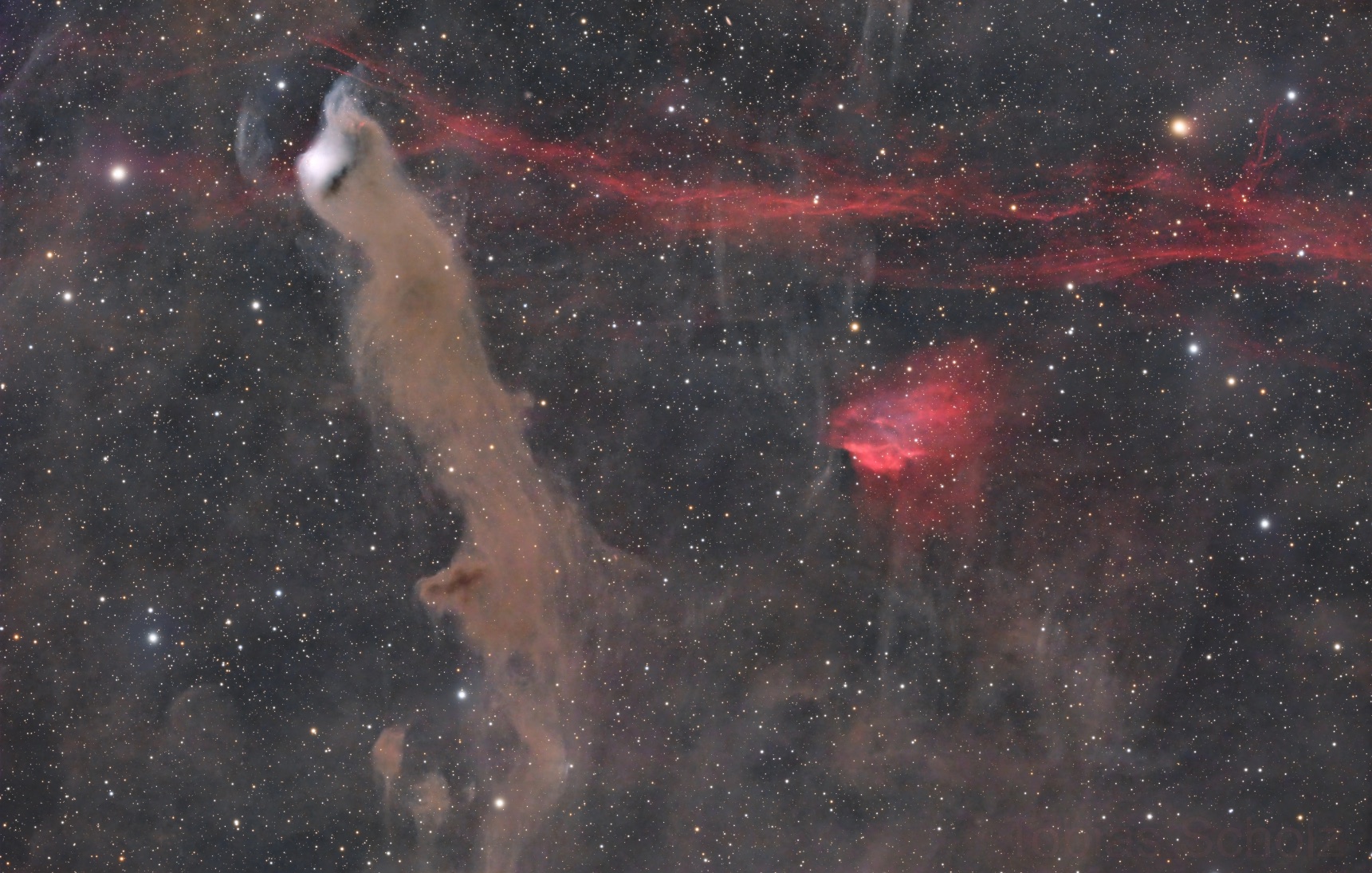 Der Reflexionsnebel VdB 152 mit langem Staubschweif, daneben der rote Nebel DeHt 5 und die Filamente des Supernova-Überrests SNR 110.3+11.3